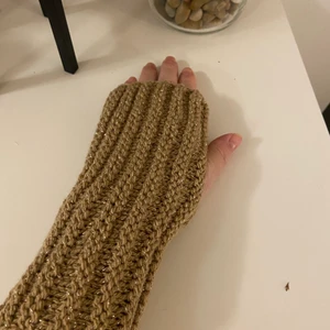 Handstickade torgvantar och halsduk  - Handarbete. Torgvantar 149krinkl frakt Halsduk 1,5m 299kr