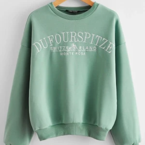 Snygg och bekväm sweatshirts  - Materialet är riktigt skönt och perfekt nu till vintern och våren. Tröjan är lite nopprig på vissa ställen men det ger den bara mer karaktär😊. Färgen är mer som bild 2 än 1. Den är helt utsåld på internet. Liten i storlek