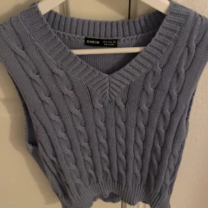 Shein - Superfin lila/blå väst från shein i mycket bra skick. Den är i storlek medium men passar från XS-M beroende på hur man vill att passformen ska vara. 100kr eller bud🤍