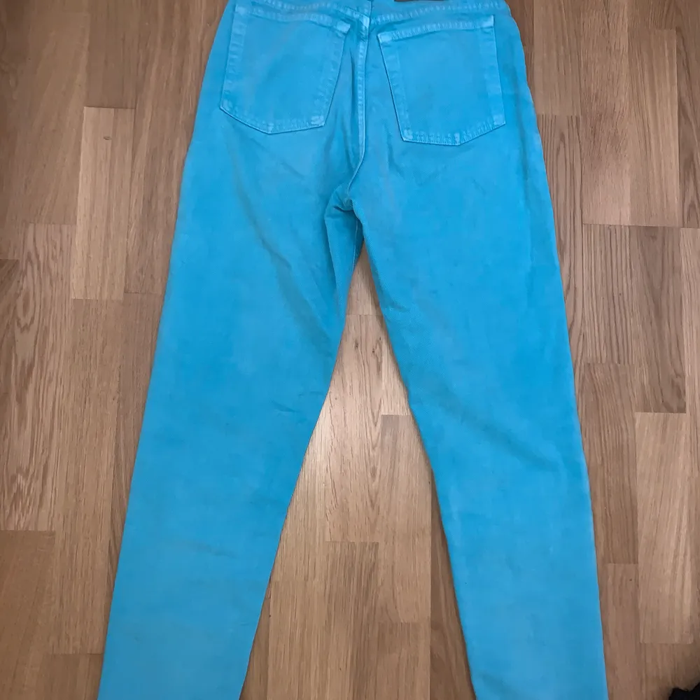 Turkosa vintage jeans från Calvin kelin. Storlek 10 i amerik storlek men skulle säga att det snarare t en 8/6 (38- stor 36a) köpa för 500kr. Buda från 250. Jeans & Byxor.