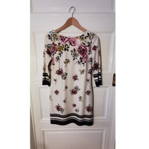 Primark klänning strl 38 - Klänning köpt på primark. Materialet är tunt och lent så den är väldigt skön att ha på, passar som ett lite mer uppklätt plagg till sommaren. Har ett dekorativt mönster av rosor. Har inga fläckar eller andra skavanker, är i väldigt bra skick. Storleken är 38 men passformen sitter bra på mig som brukar bära 36.