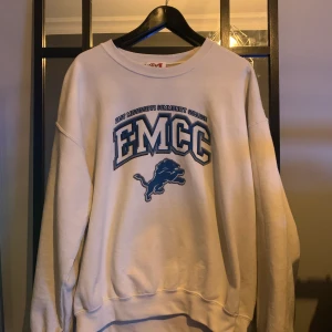 College sweatshirt  - Super snygg college tröja som jag köpt på Urban outfitters! Använd max 10 gånger. Storlek M 