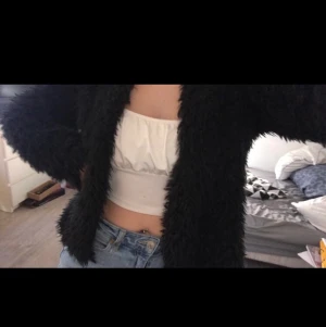 Pälsjacka - Inte riktig päls, väldigt fin och bekväm. Säljer denna för får aldrig användning av den. Denna jacka finns inte i lager längre. Ordinare pris är 550kr