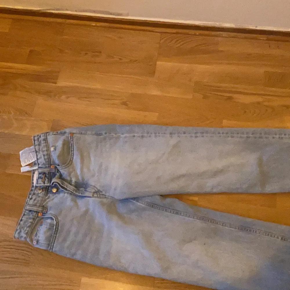 säljer ett or zara jeans i storlek 32/34 har använt en gång sitter jätte bra, priset kan diskuteras!. Jeans & Byxor.
