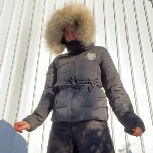 Sveajacka - Säljer denna fina jacka från Svea! Jag är storlek 36/38 för referens. Använd men i fint skick och inga defekter. Pälsen på luvan är avtagbar och likaså bandet i midjan. 270kr+frakt! Modellen ”Jackson jacket”. Fler bilder kan fixas🥰(sista bilden är ej min)