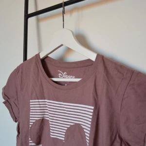 Disney T-shirt🤍 - T-shirt i en mörk rosa/lila färg