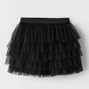 Populär tyllkjol ifrån ZARA - Köpte denna fina, och jättepopulära, kjolen av en tjej här på Plick för 280 kr, men den var tyvärr för kort för min smak, jag är ca 167 cm😢 Den blev använd av tjejen innan max 10 gånger, den är som ny i skicket🙌🏼✨ Storleken hade även funkat som en XS! Hör av er vid frågor och intresse🤍 