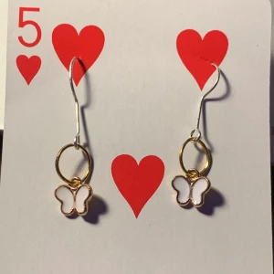 Örhängen  - Fina handgjorda fjärilsörhängen jag gjort själv! Köparen står för frakt❤️