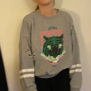 Sweatshirt  - En super fin grå tröja från ginatricot. Pris kan diskuteras. Orginal pris 500 nypris 150