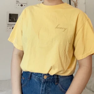 Brandy Melville T-shirt  - Croppad T-shirt köpt något år tillbaka men texten ”honey” broderat på bröstet. Passar storlek xs/s😊