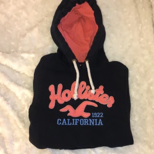 Hollister hoddie  - Säljer min mörkblåa Hollister hoddie i väldigt bra skick!🤍 den är i storlek M men skulle passa från xs-m skulle jag säga beroende på hur man vill den ska sitta (jag har vanligtvis xs och tycker det är så snyggt hur den sitter på mig)🤍 