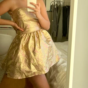 Guldig klänning - Jättefin guldig klänning, aldrig använd💞