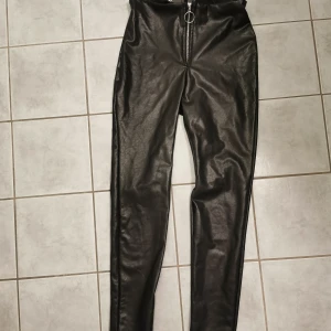 Fejk skinns tights  - Helt nya från nelly med alla lappar kvar. Storlek 36 