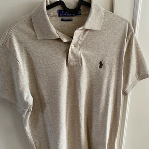 Ralph lauren piké slim fit small - Fin Ralph lauren piké slim fit model i storlek small.