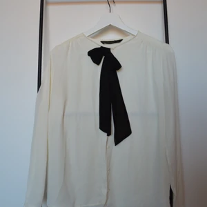 Blus med rosett - Zara🤍 - En super fin och elegant blus med en svart rosett