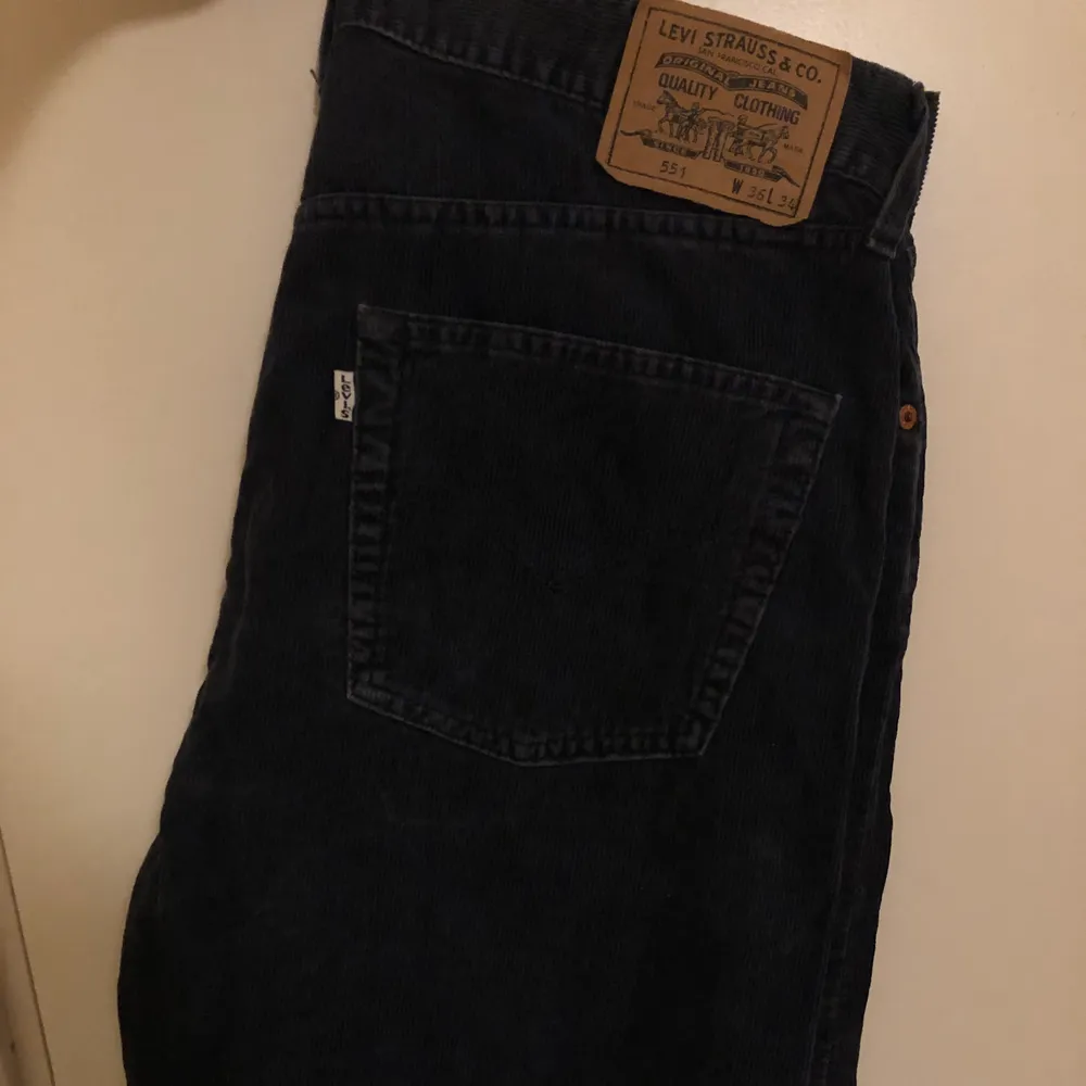 Vintage Levis Manchester jeans eftersom att de här är så pass vintage så de kom före 2000 talet så bedömer vi att storlekarna är inkorrekta. Manchesters byxorna motsvarar 31/32 i dagens storlekar. Hör av er! . Jeans & Byxor.