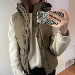 Väst - Dunväst från everest med avtagbar luva. Västen är i fint skick. Vid leverans står köparen för frakten som är 100kr! ☺️ Budet är 350kr 