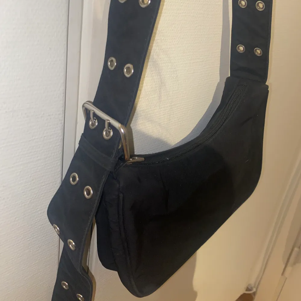 Väska från Weekday, kan användas som både cross over och axelväska pga justerbara bandet. Kan skickas spårbart!. Väskor.