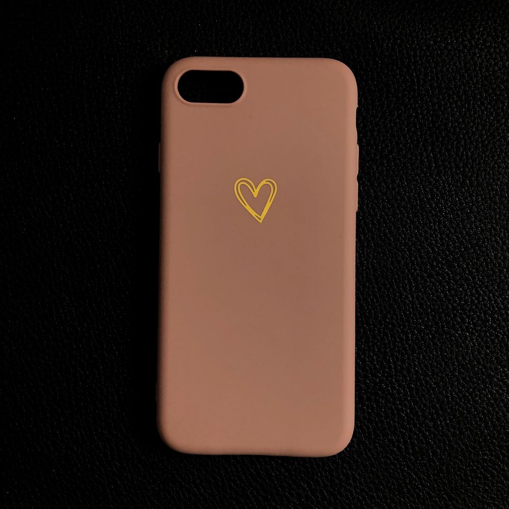 Säljer ett helt nytt mobilskal till en iPhone 6/7/8💘 || Skalet är i en mörkare beige färg med ett guldigt hjärta på || Osäker på vilket material det är i, men liknar plats fast det är mjukare (böjbart)✨ || Köparen står för fraktkostnaden på 12kr📦. Accessoarer.