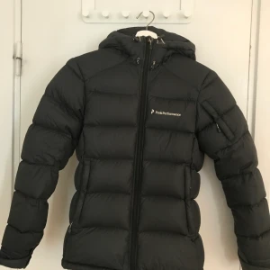 Peak performance  - Peak Performance dunjacka. Köpt för 3999kr, använd med i fint skick. Inga hål eller defekter. Sälj för 1800kr eller högst bjudande. Storlek XS men är själv S och den passar bra. 