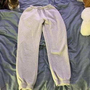 Mjukis från GINATRICOT - jättefina mjukis byxor från Ginatricot. Använt några gånger men är nu försmå för mig. Det finns inga fläckar eller slitningar på byxorna. Nypris är 300kr,, mitt Pris 90kr + frakt  