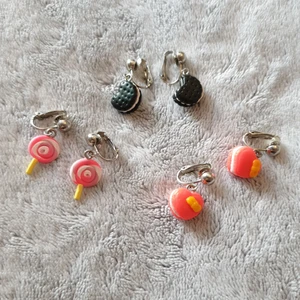 Clips örhängen i form av bakelser och godis - Clips örhängen i form av bakelser och godis. Aldrig använda