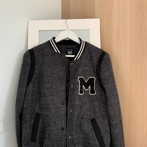 Versity jacka - Säljer den här jackan från New Look i storleken 13-14 år (barnstorlek), men passar en XS/S. Den är i väldigt bra skick, inte använd mer än 3 gånger. Säljer den för 300kr +frakt eller bud i kommentarerna om många är intresserade.