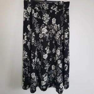 Blommig långkjol  - Sååå söt kjol som aldrig kommer till användning längre:(  har satt in ett snöre så man kan välja själv hur tajt den ska sitta i midjan! Alltså passar den allt från XS-XL:)