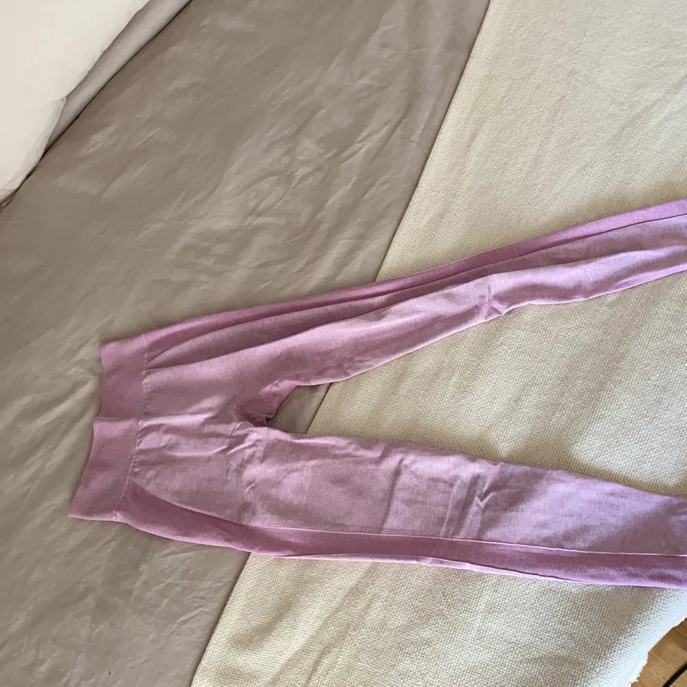 Knappt använda tights från gymshark i storlek xs. Säljer för jag har så många. I färgen rosa med framhävande detaljer. Jag är en s men dessa passar både xs och s.. Jeans & Byxor.