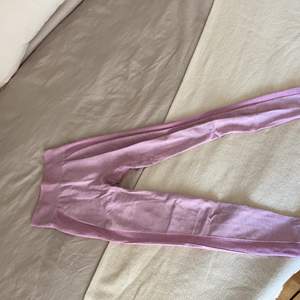 Knappt använda tights från gymshark i storlek xs. Säljer för jag har så många. I färgen rosa med framhävande detaljer. Jag är en s men dessa passar både xs och s.
