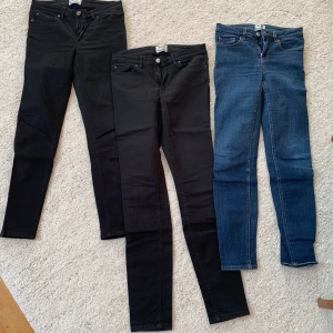 Acne jeans  - Svart storlek 27/32(såld). Svart storlek 27/34 och blåa storlek 25/32(såld). Säljs billigt 100kr st pga använda en del.