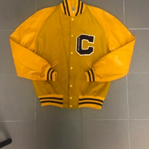 Varsity jacka - Sjukt fet och snygg varsitt Jacka. Galet bra material, står nog emot en atombomb. Jag är i M/ oversized small. Bud från 500kr, minsta höjning 50kr 