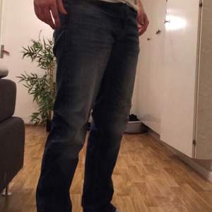 Säljer ett par helt nya jeans, testat dom 2 gånger bara, säljer dom då dom är för stora för mig. Storlek 30 32, kan skicka fler bilder vid intresse ☺️ orginal pris 599kr 