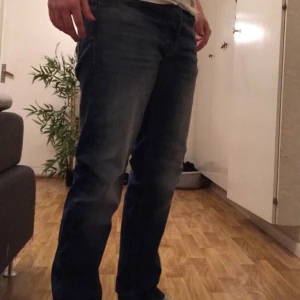 Snygga jeans från JACK & JONES - Säljer ett par helt nya jeans, testat dom 2 gånger bara, säljer dom då dom är för stora för mig. Storlek 30 32, kan skicka fler bilder vid intresse ☺️ orginal pris 599kr 