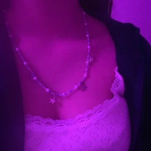 Halsband - Jättefint halsband med lila och rosa stjärnor och silvriga stjärnor! Frakt: 15 kr