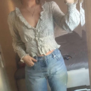 söt blus/topp - sparsamt använd, strl s, möts upp i sthlm🤍