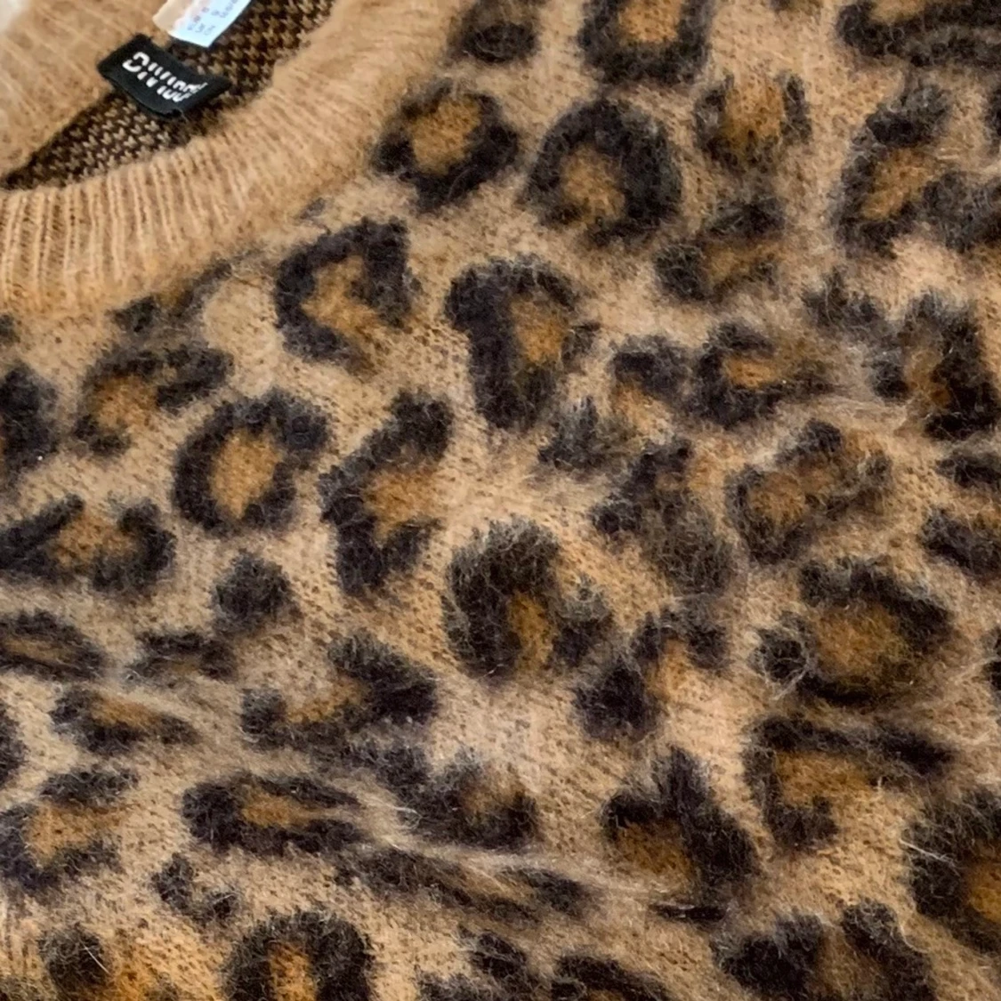 Stickad tröja med leopardmönster  - 90