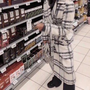 kappa från nakd - (första bild lånad från akaastrid) supermysig och varm kappa från nakd, köpt för ≈700/800kr. möts upp i sthlm🤍🖤OBS!!!!, pris går att diskuteras vid snabb affär