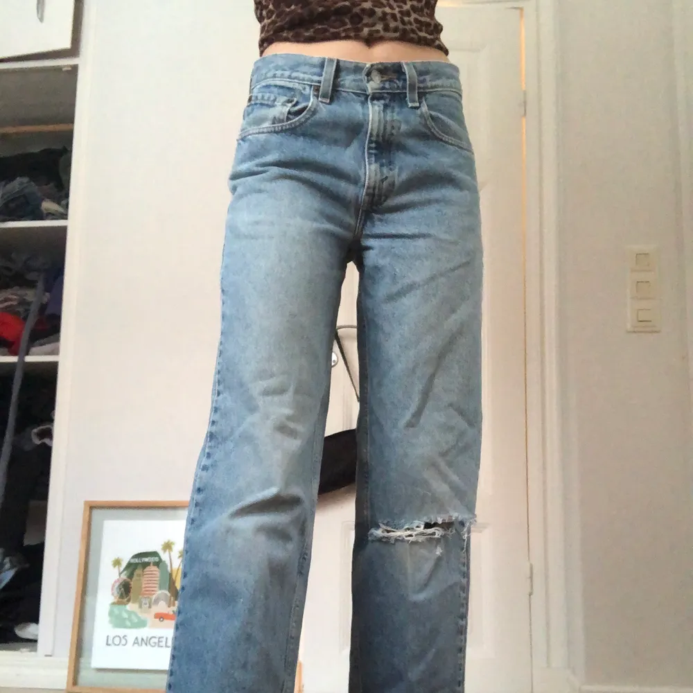 Svinasnygga Levis jeans! Nästan aldrig använda då de inte riktigt är min stil! W27 L28 ☯️ men det här med Levis storlekar.. dom sitter perfekt på mig är 167 och brukar ha S🍄♥️✨ . Jeans & Byxor.
