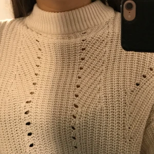 Stickad tröja - Säljer min jättefina stickade tröja från Gina tricot, köpte den förra året o har inte kommit till användning så mycket, skulle säga att den passar s också