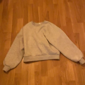Gina sweatshirt  - En vanlig grå sweatshirt från gina tricot storlek xxs passar perfekt för mig som är xs/s ord 249 säljer för 100( priset kan diskuteras)