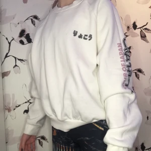 Tjocktröja - En tjocktröja men text på bröstet och blommor på ryggen.pösig och nice! Köpt på H&M storlek L