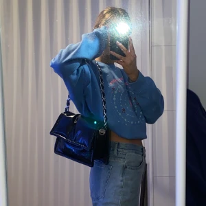 Svart väska - Svart handväska i läderimitation, med kommer ett längre band till väskan, knappt använd, rymlig och snygg väska!