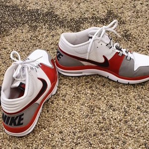 NIKE skor  - Nike fri tid och training skor I mycket bra skick och köpte fel storlek. Den passar 44_44 eftersomdeat stora  inne..finns fler bilder.Jag säljer de att 1300 men man kan buda över on de är biling.