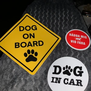 Stickers  - Varnings stickers som visar att djur finns i tex bil el i hemmet. Slitstarkt material och hållbart! Gula stora märket kostar 80kr.  vita runda kostar 60kr och det röda kostar 30kr. Frakt kostar ett frimärke 11-12 kr.
