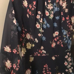 Klänning från Zalando storlek S - Väldigt fin kort blommig blå klänning i väldigt bra skick. Köpt från Zalando för 400kr och har endast haft den på mig en gång. 