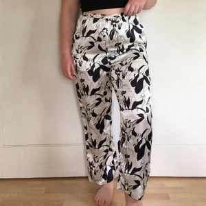 Mönstrade silkesbyxor fr. Arket - Supercoola byxor från Arket i silkesmaterial. 🖤 I fint skick! Märkta i storlek M men skulle säga att de passar bättre som en L. 🤍 Jag bär ofta L i byxor och är 163 cm lång för referens. 