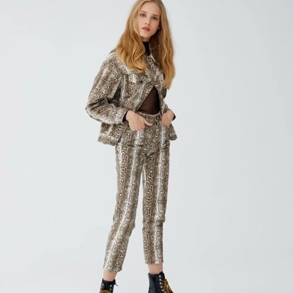 Snakeprint jeans strl 32  - 90