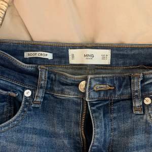 Bootcut jeans från Mango. Storlek 38, motsvarar S/M. Sitter fint på och framhäver kurvor.