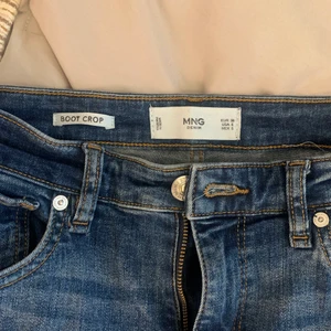 Bootcut jeans - Bootcut jeans från Mango. Storlek 38, motsvarar S/M. Sitter fint på och framhäver kurvor.